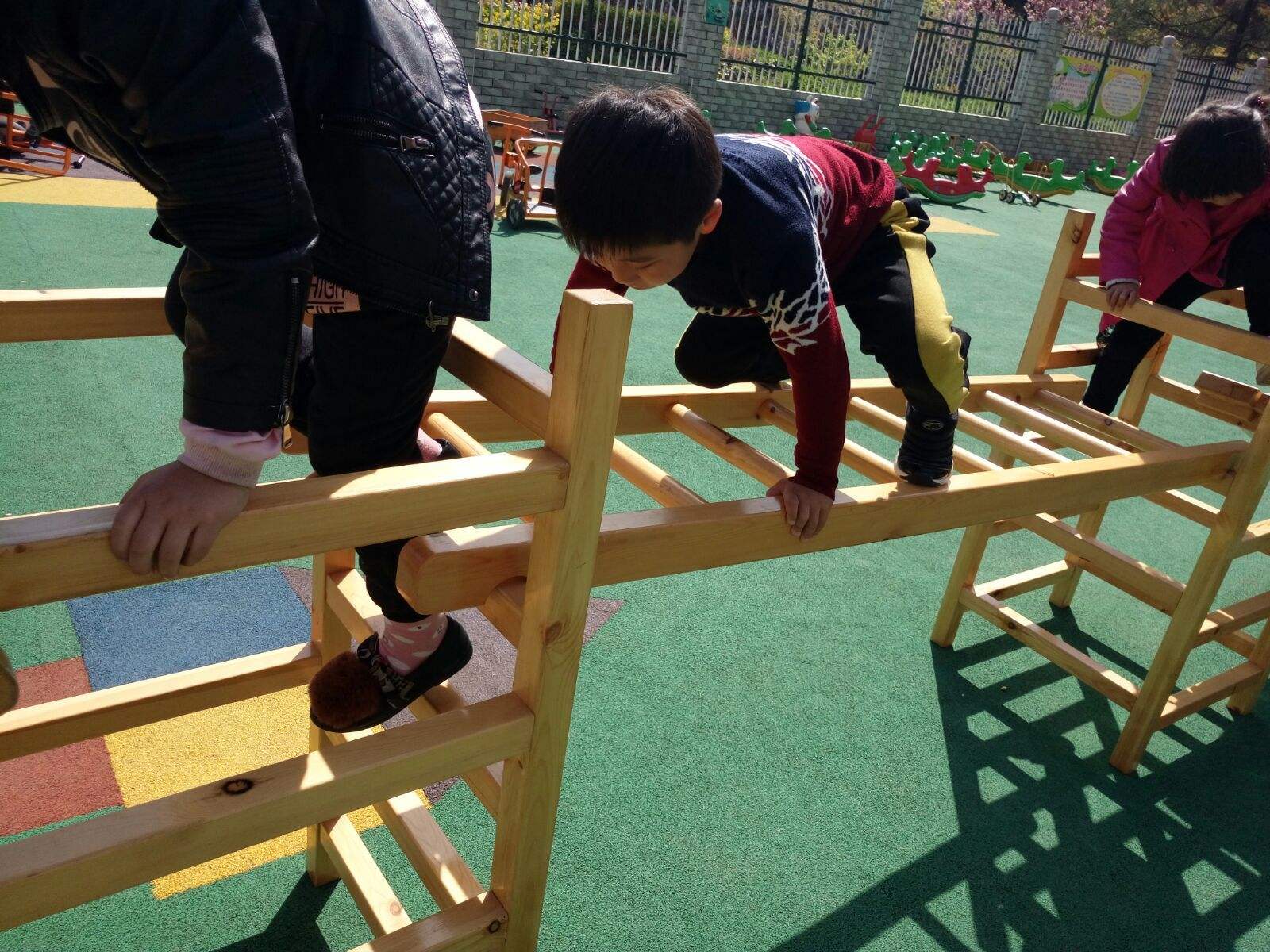 安吉梯子游戏案例，安吉游戏梯子玩法小班教案