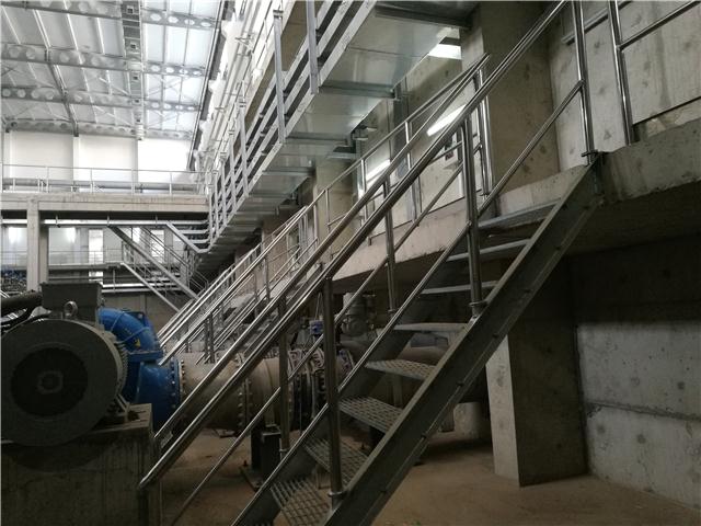 梯子工作时与地面斜角度为，在梯子上工作时,梯与地面的斜角度应为多少度?